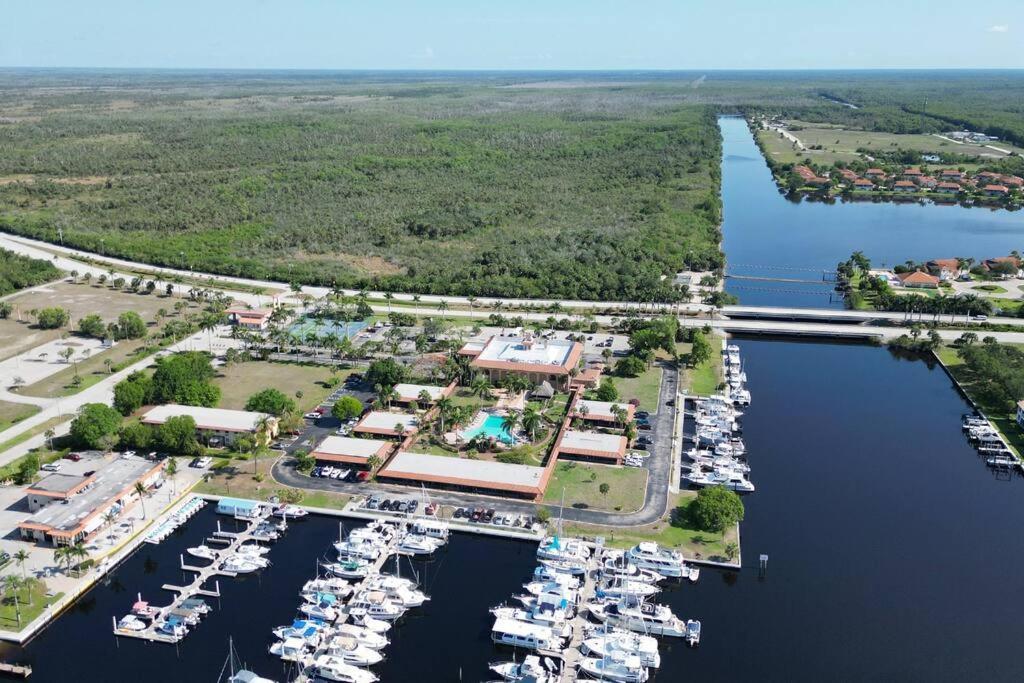 Marina Getaway On The Water! Apartment *