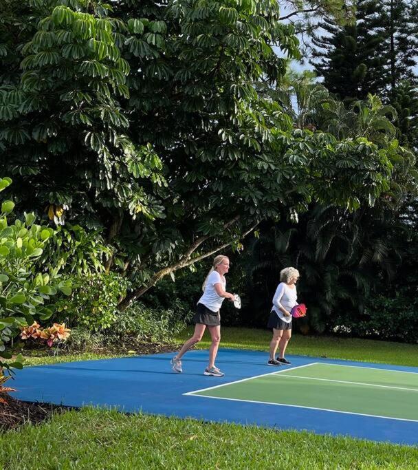 Coastal Vibes, Pickleball Court, One Mile To The Holiday home Naples