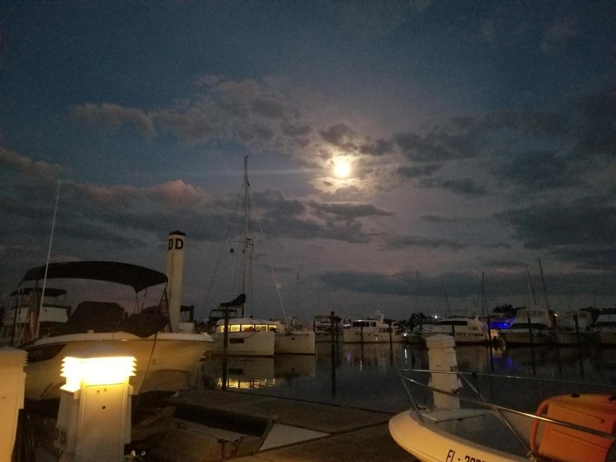 Marina Getaway On The Water! Apartment
