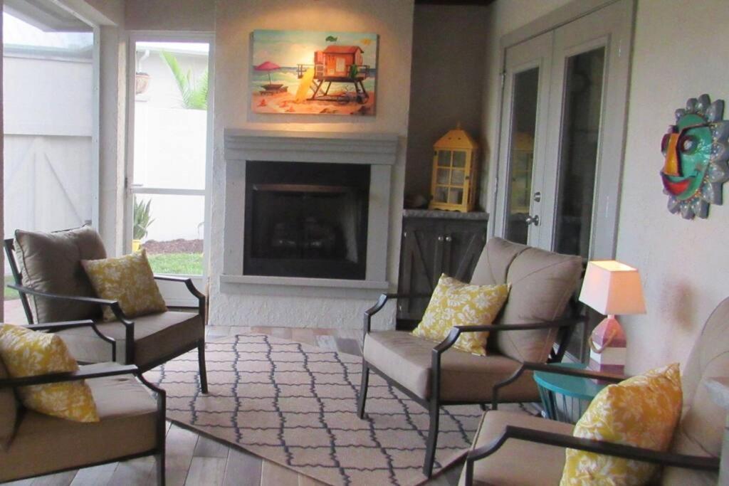 Coastal Vibes, Pickleball Court, One Mile To The Naples