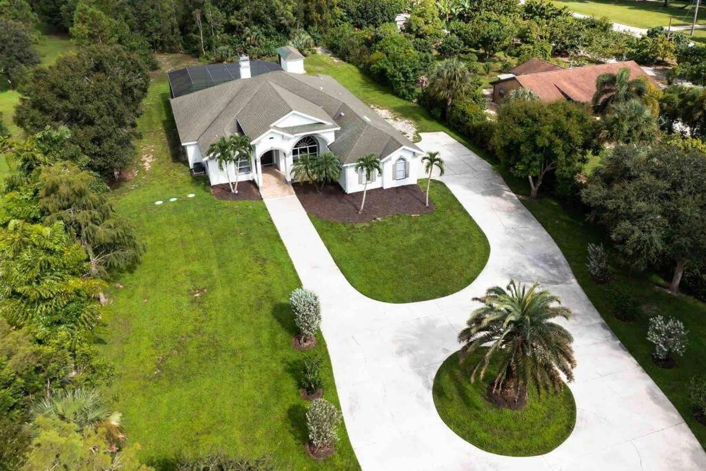 Luxury Home, Close To The And Heated Pool. Holiday home Naples