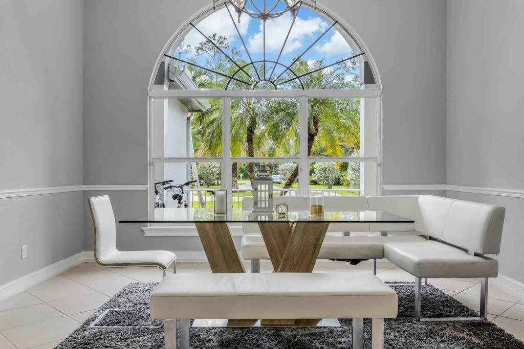 Holiday home Luxury Home, Close To The And Heated Pool. *