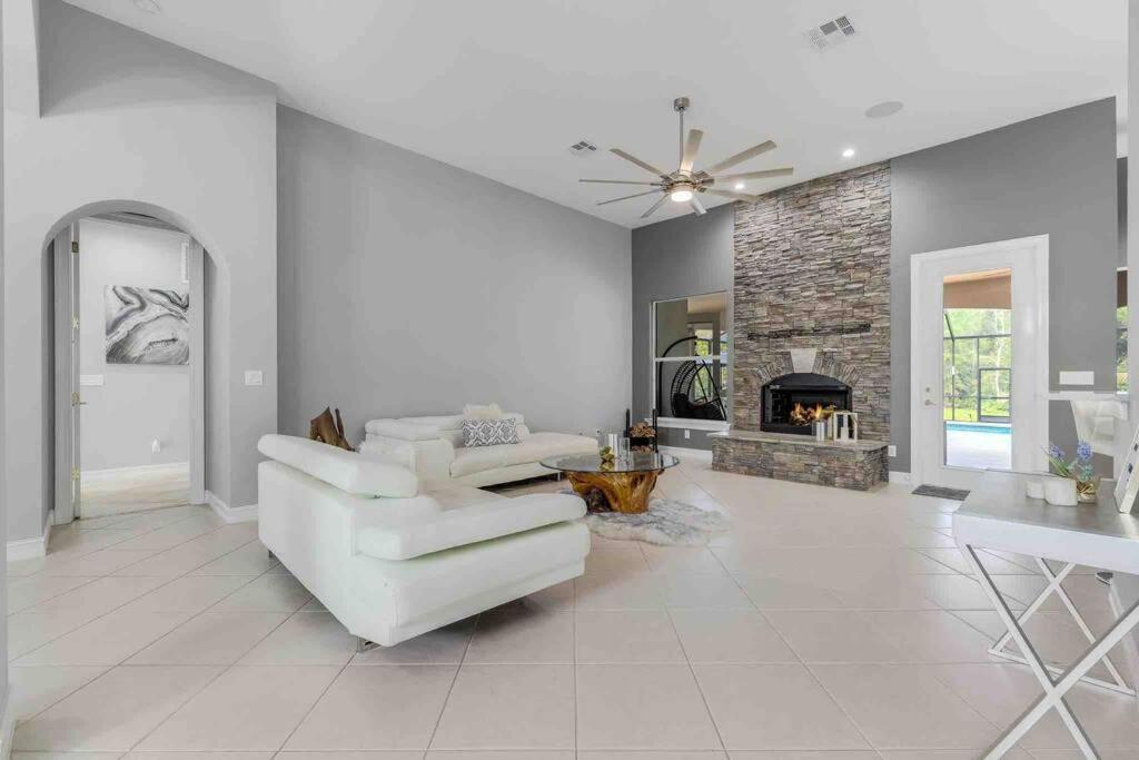 Luxury Home, Close To The And Heated Pool. Holiday home Naples