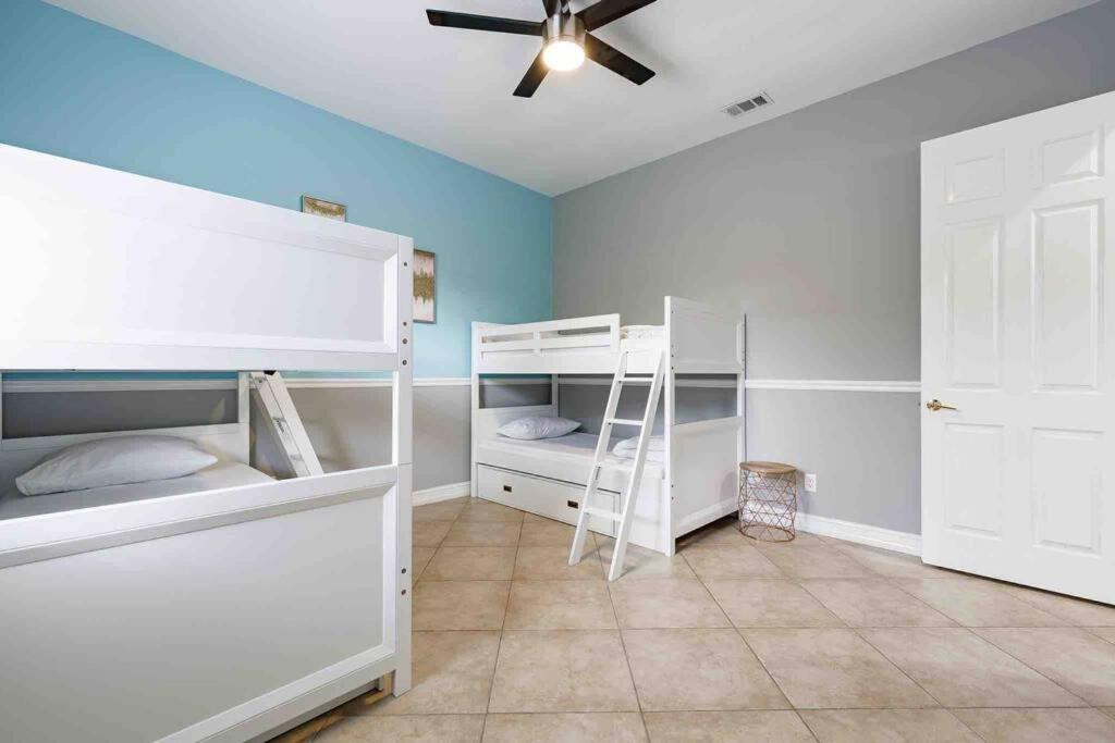 Luxury Home, Close To The And Heated Pool. *