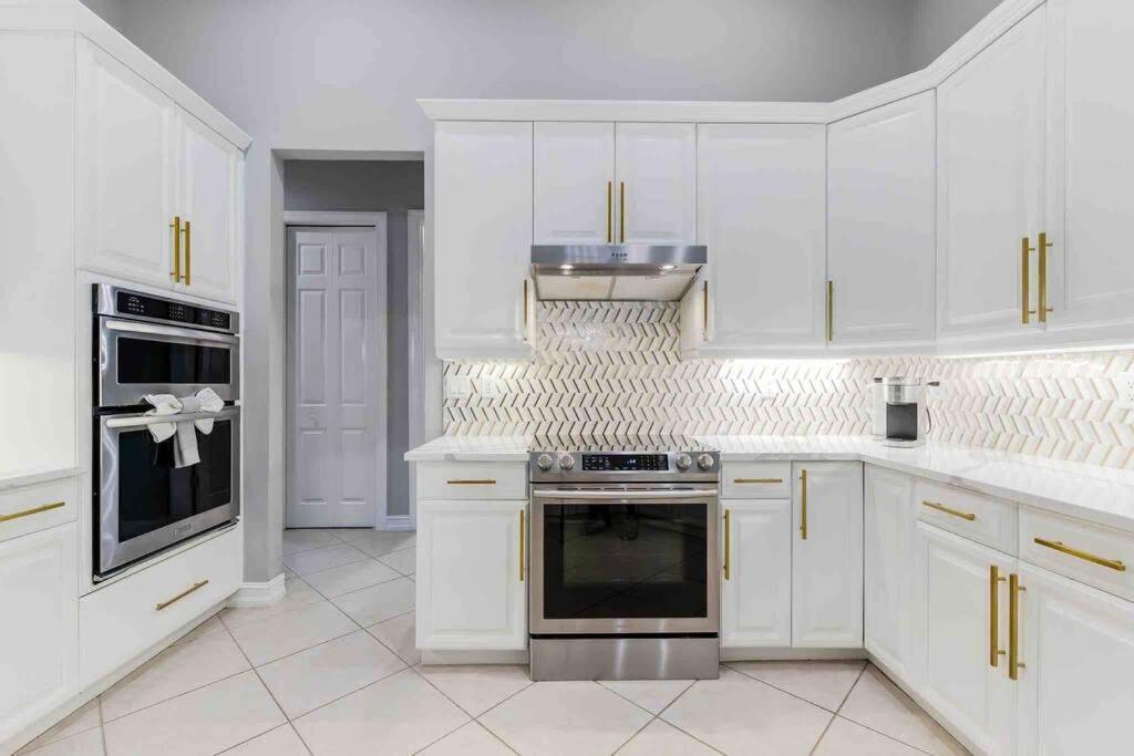 Luxury Home, Close To The And Heated Pool. Holiday home