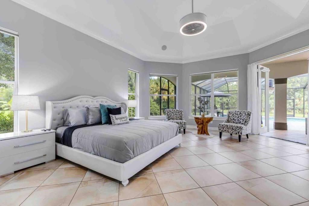 Luxury Home, Close To The And Heated Pool. Holiday home