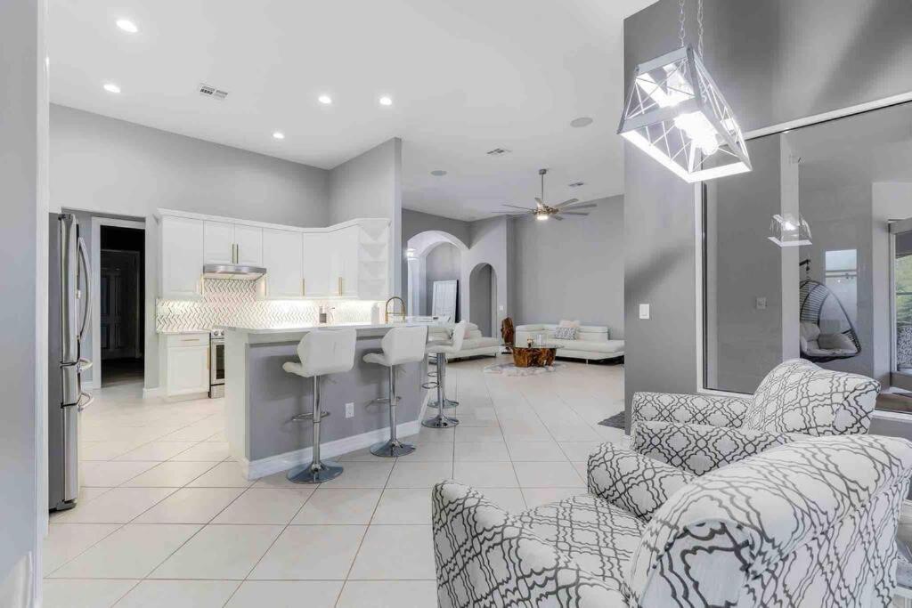 Luxury Home, Close To The And Heated Pool. * Naples