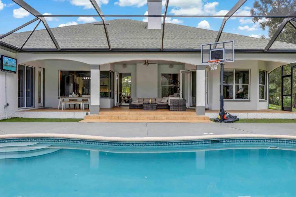 Luxury Home, Close To The And Heated Pool. Naples