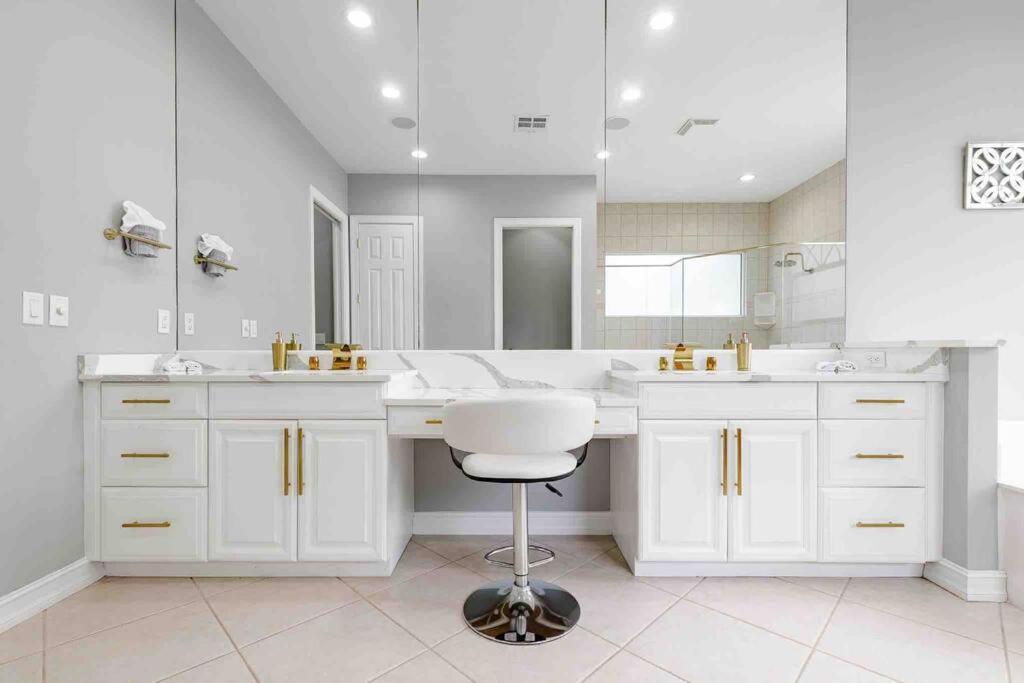 Luxury Home, Close To The And Heated Pool. Naples