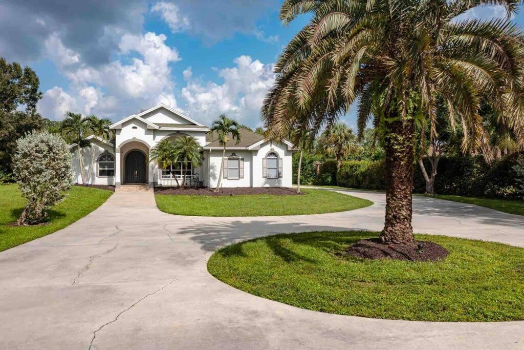 Luxury Home, Close To The And Heated Pool. Naples