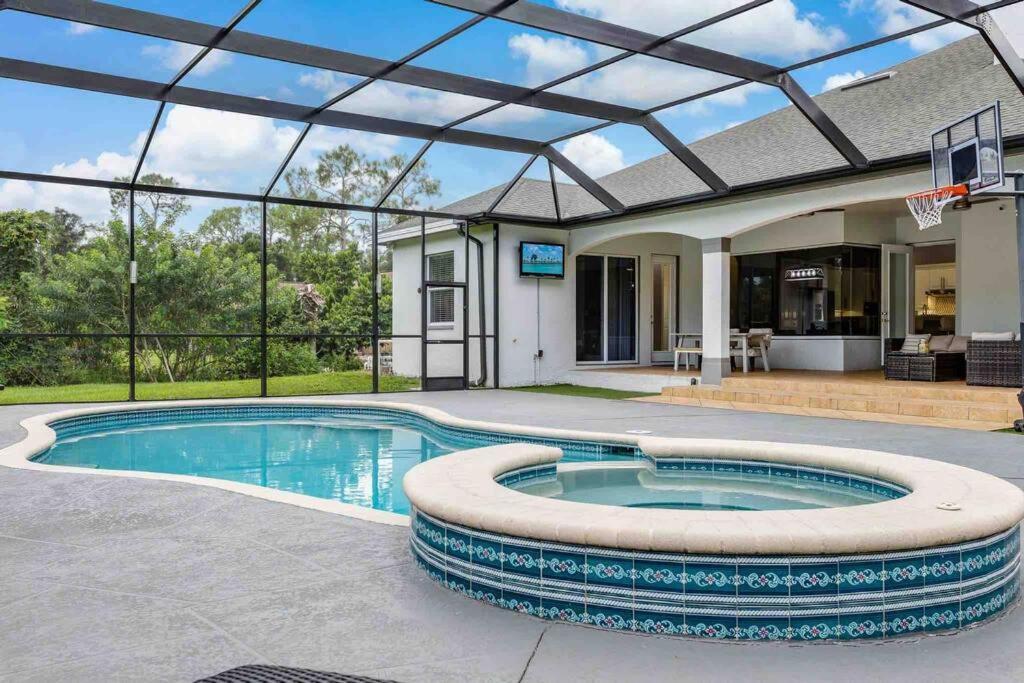 Holiday home Luxury Home, Close To The And Heated Pool.