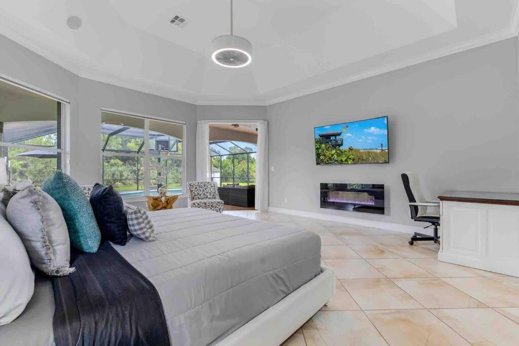 Luxury Home, Close To The And Heated Pool. Holiday home