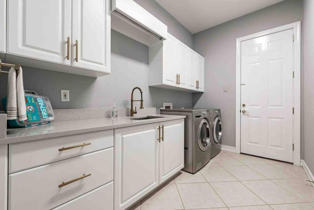 Luxury Home, Close To The And Heated Pool. Holiday home