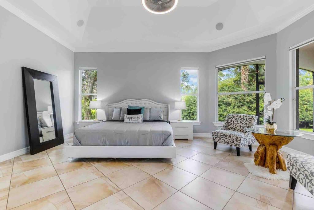 Luxury Home, Close To The And Heated Pool. *