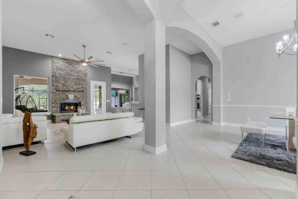 Luxury Home, Close To The And Heated Pool.