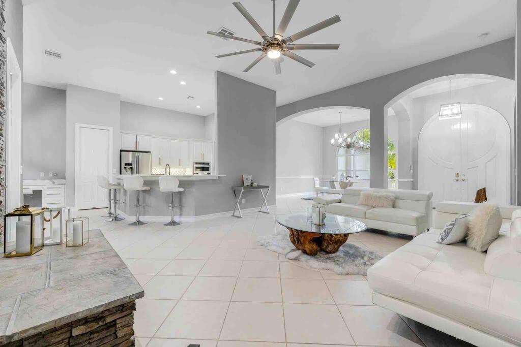 Luxury Home, Close To The And Heated Pool.