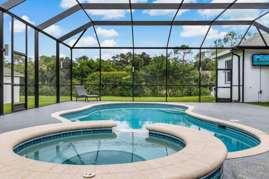 Luxury Home, Close To The And Heated Pool.