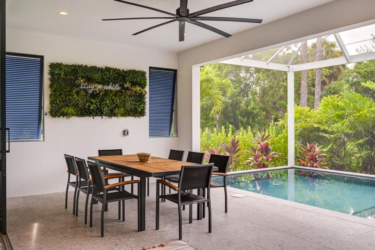 Contemporary With Outdoor Kitchen And Pool Holiday home *