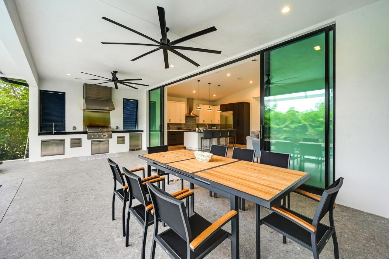 Contemporary With Outdoor Kitchen And Pool Holiday home *