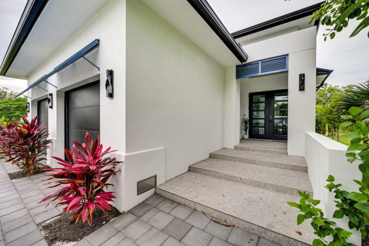 Contemporary With Outdoor Kitchen And Pool * Naples