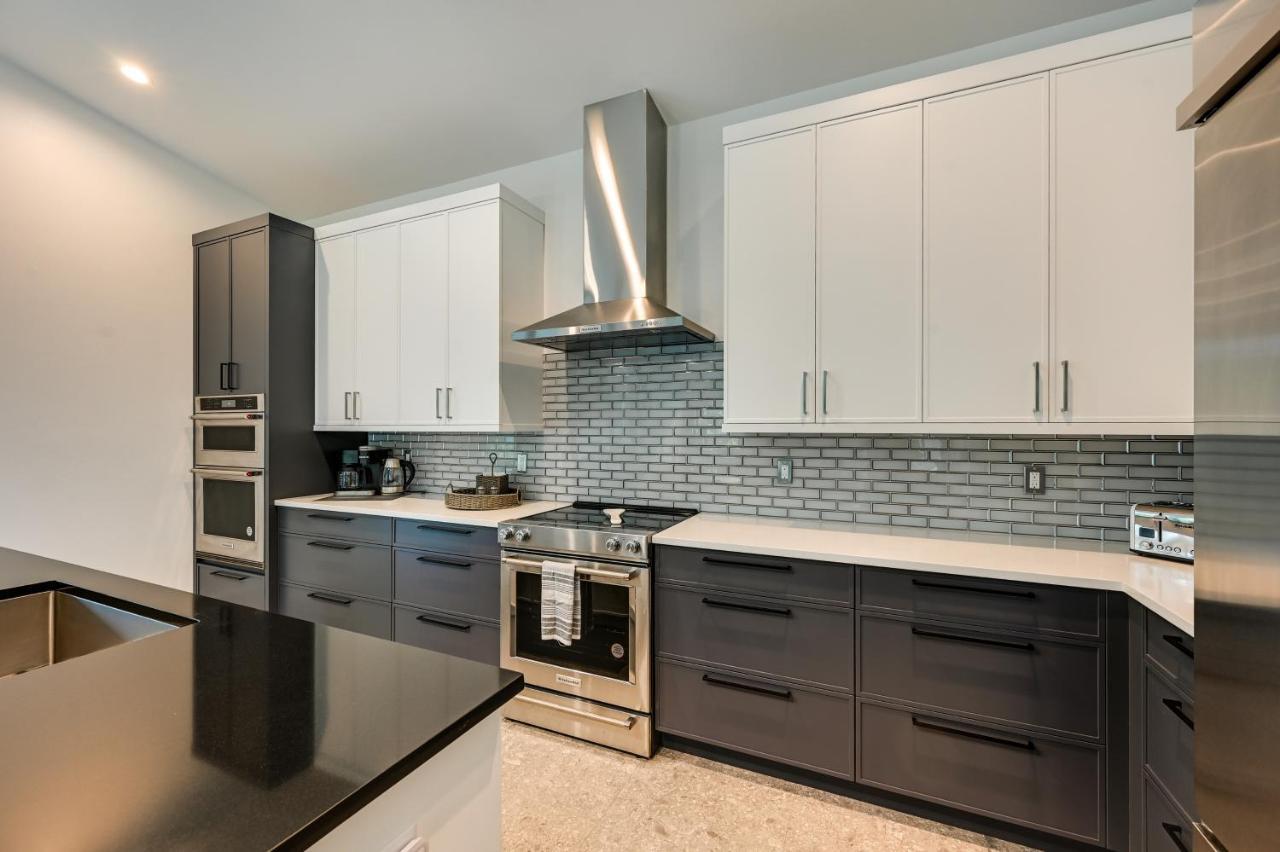 Contemporary With Outdoor Kitchen And Pool Holiday home Naples
