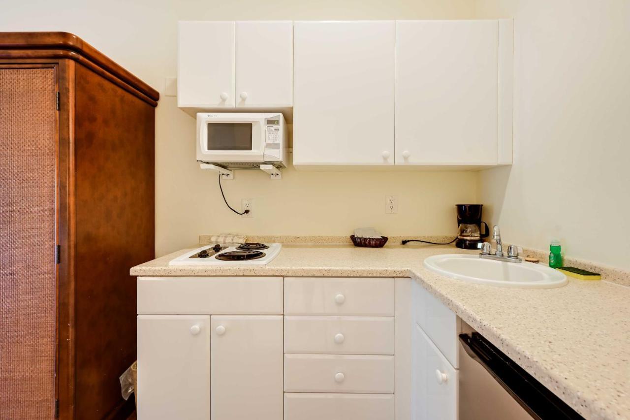 With Community Pool And Tennis Courts! Naples