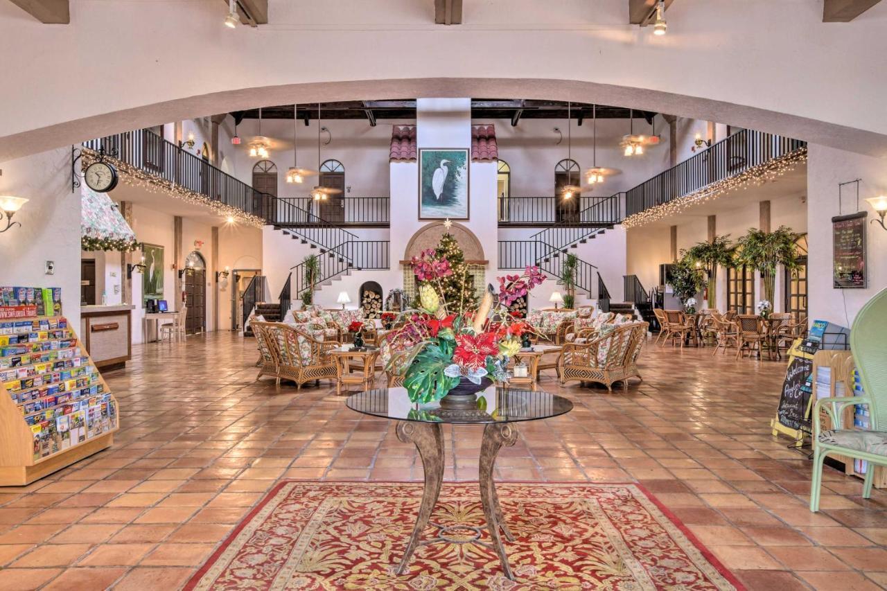 With Community Pool And Tennis Courts! * Naples