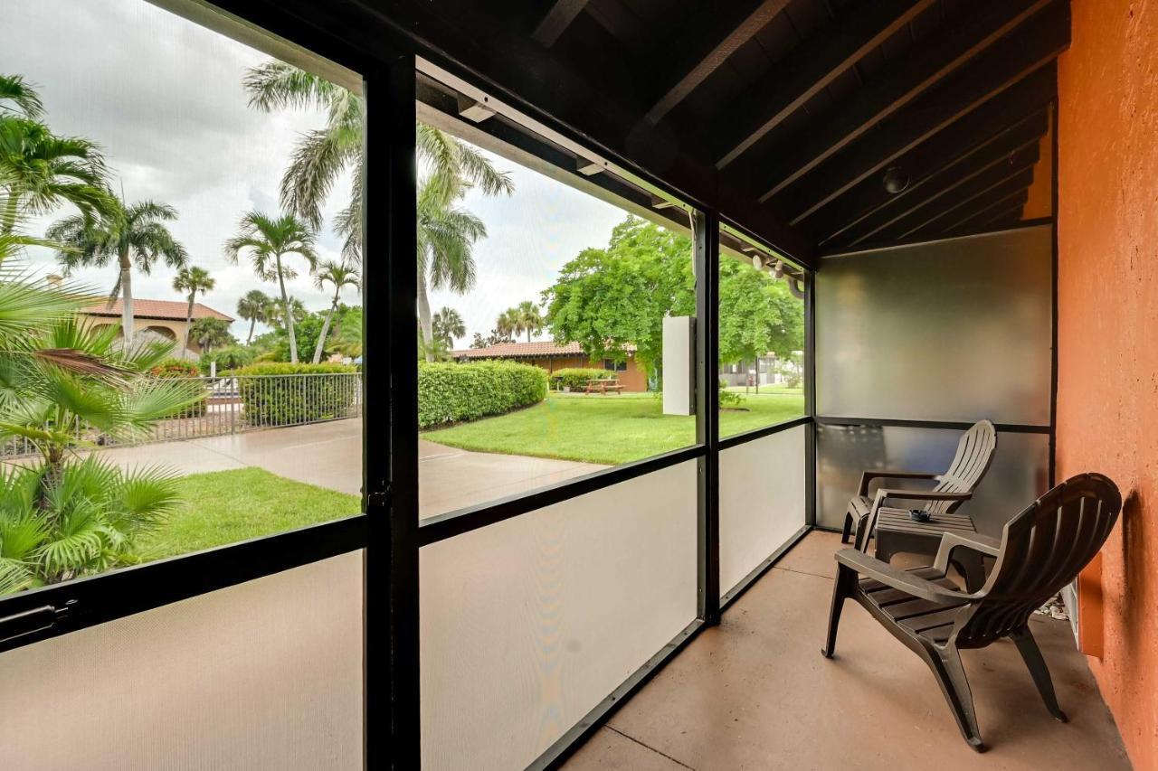 Escape With Community Pool And Marina View!