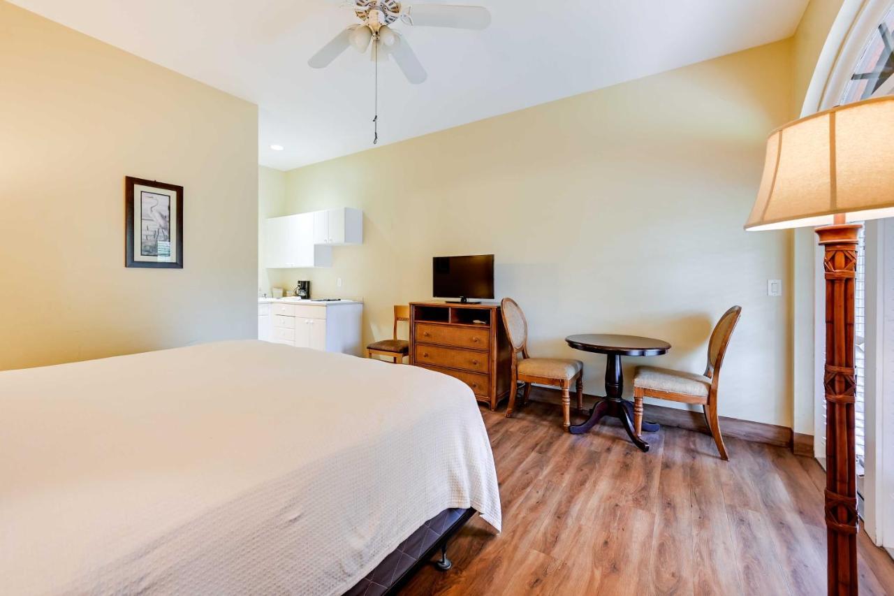Escape With Community Pool And Marina View! Naples
