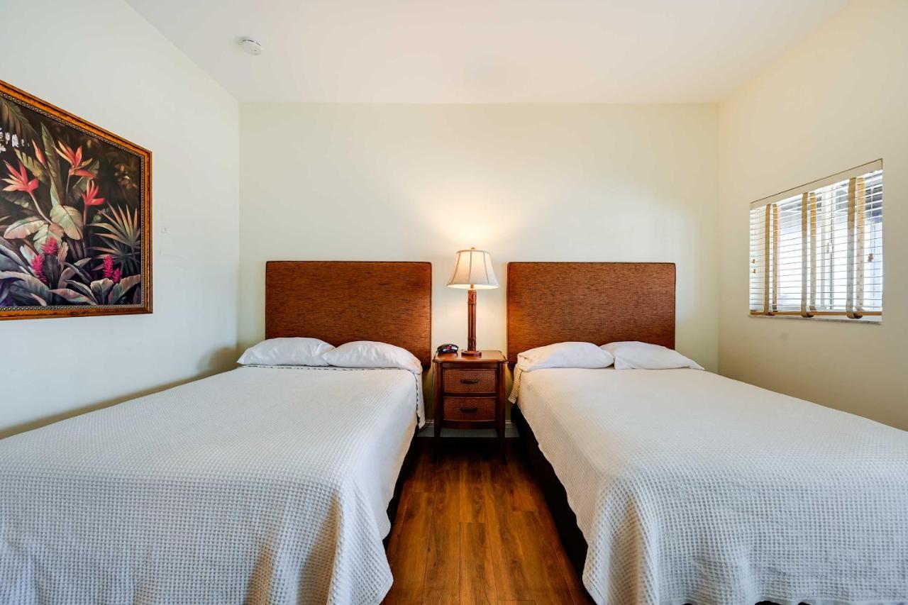 Sunny Escape With Heated Community Pool! Naples