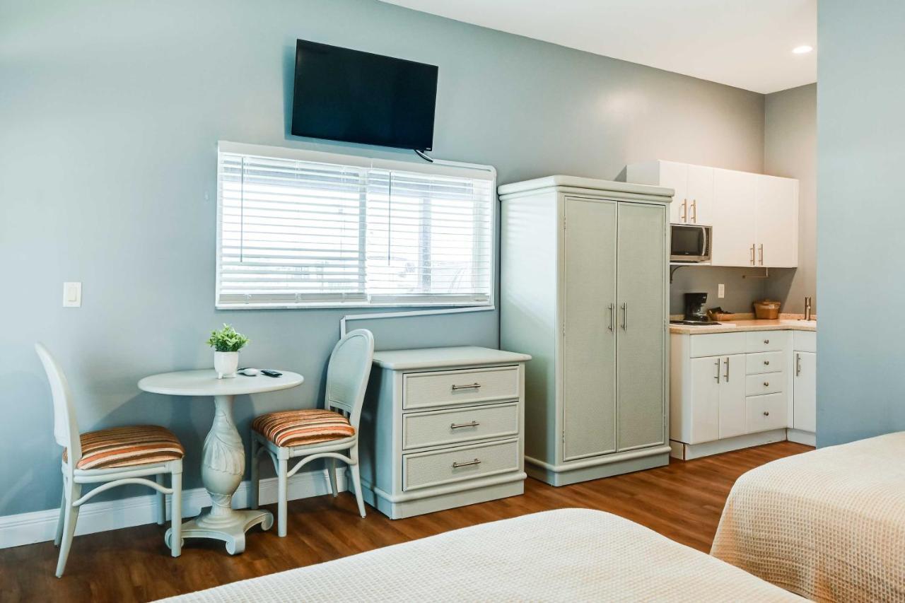 With Screened Patio And Amenities Apartment Naples