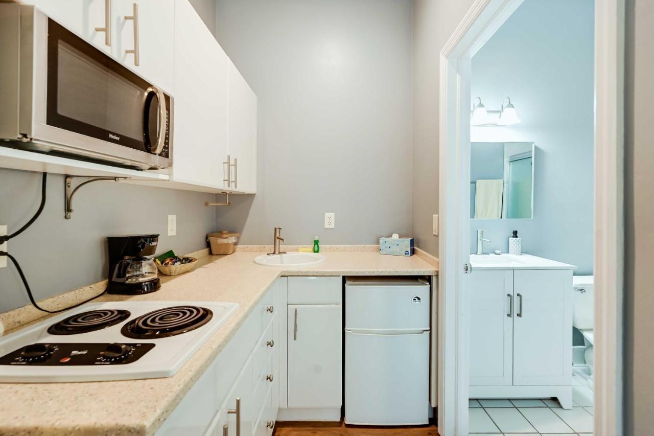 With Screened Patio And Amenities Apartment