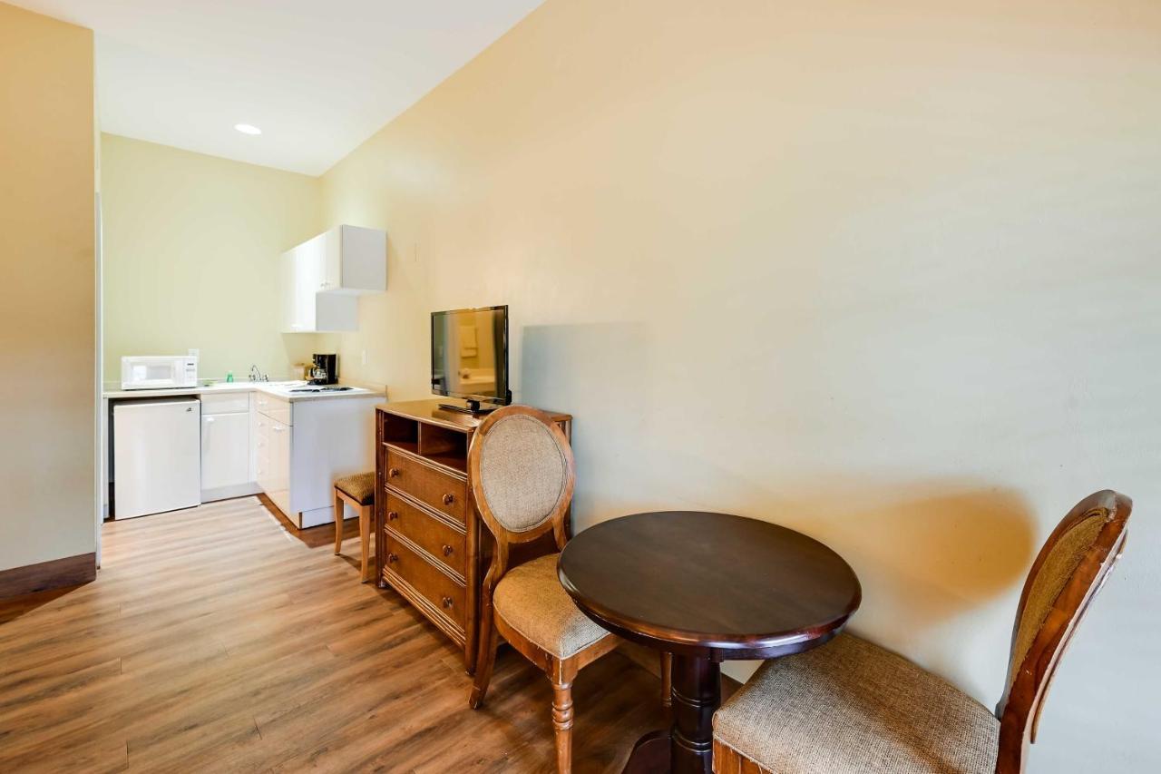 Apartment Escape With Community Pool And Marina View!