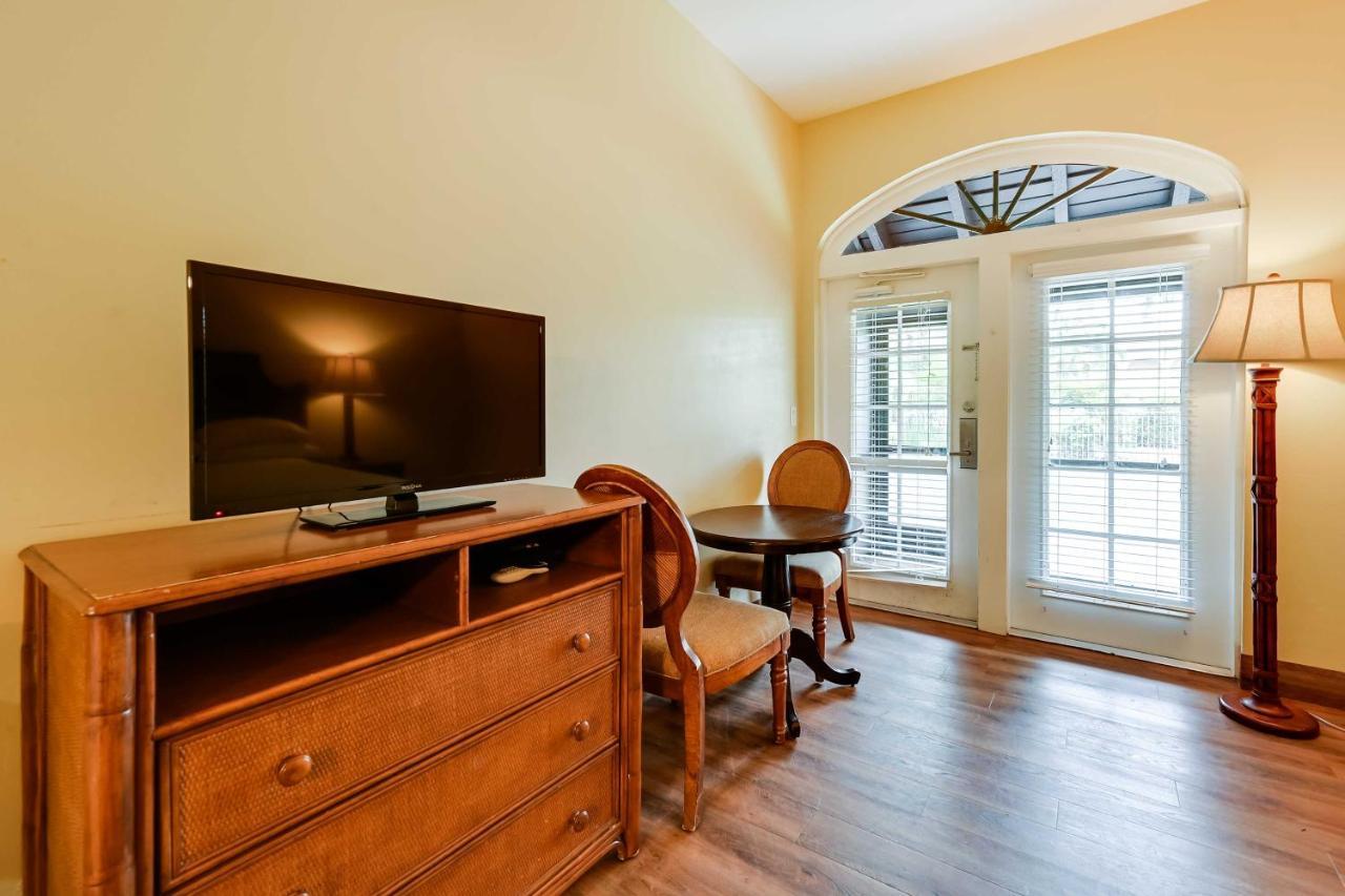 Escape With Community Pool And Marina View! Apartment Naples