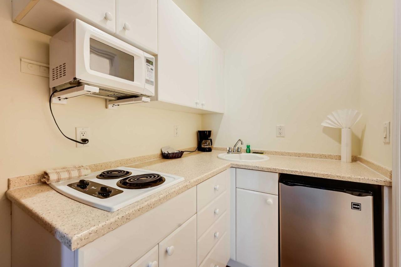 With Community Pool And Tennis Courts! * Naples