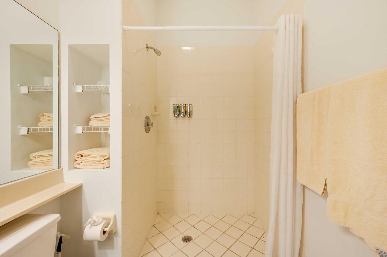 With Community Pool And Tennis Courts! *