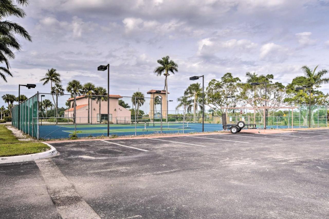 With Community Pool And Tennis Courts! Apartment