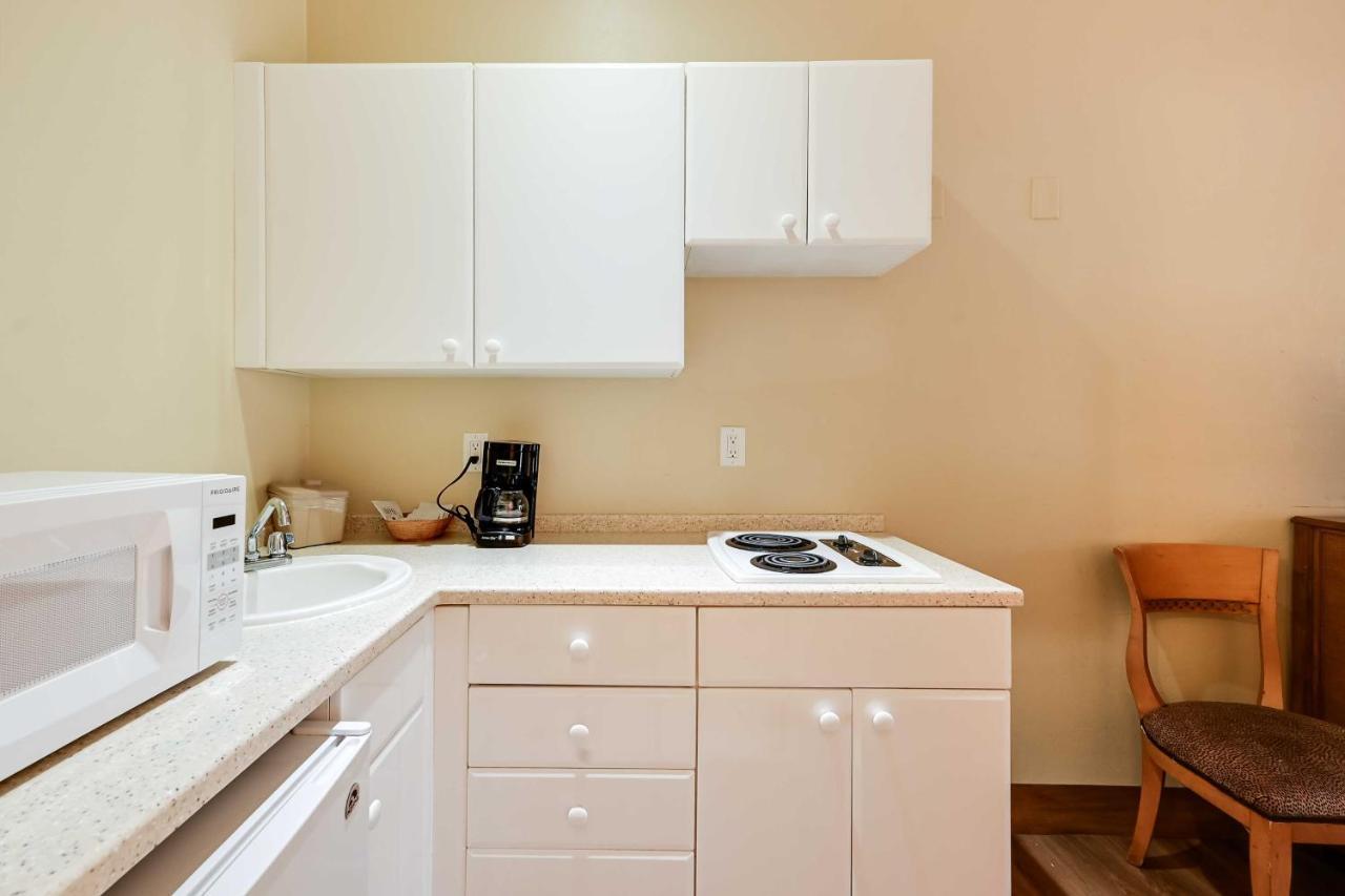 Apartment Escape With Community Pool And Marina View!