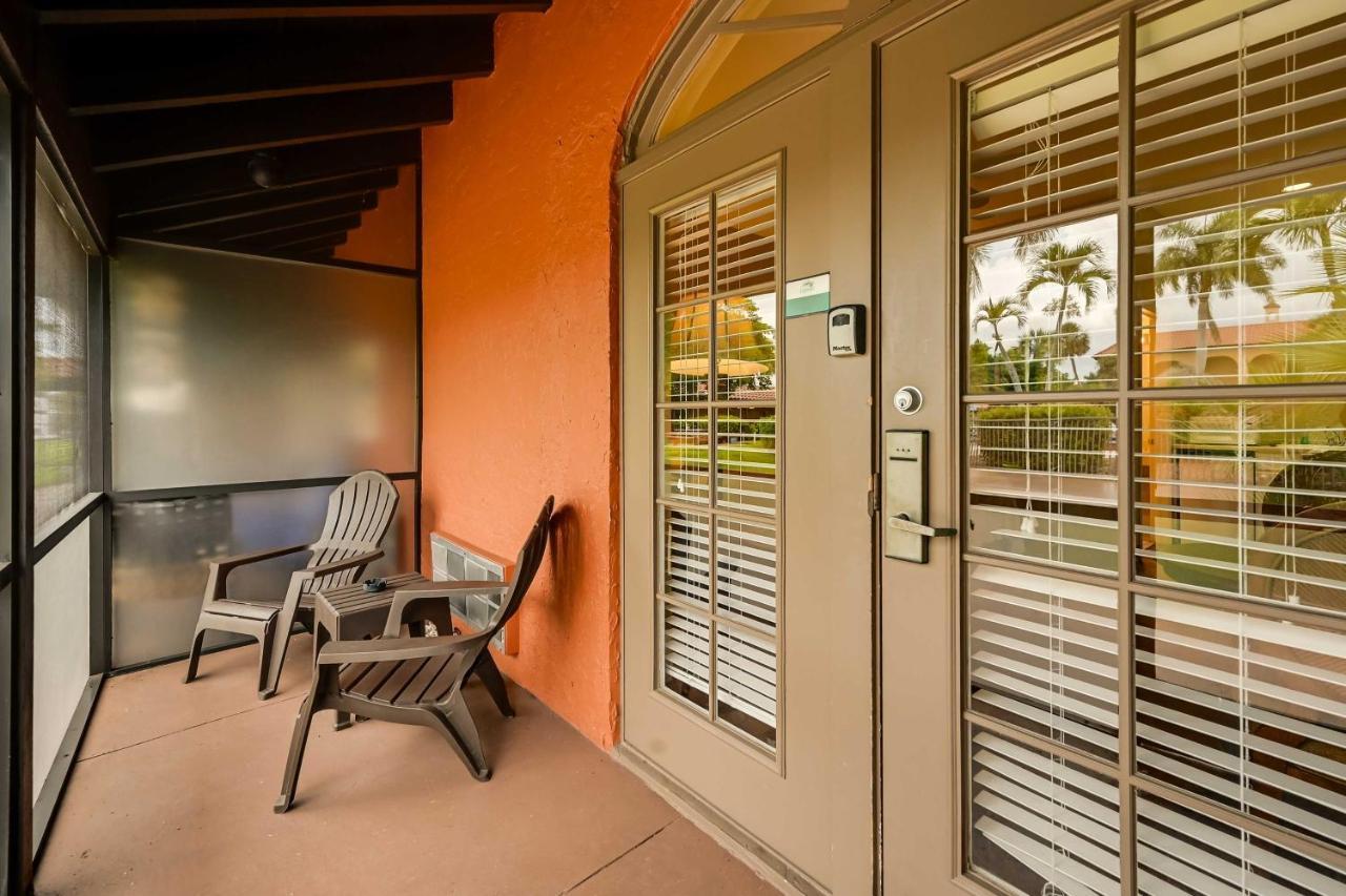 Apartment Escape With Community Pool And Marina View!