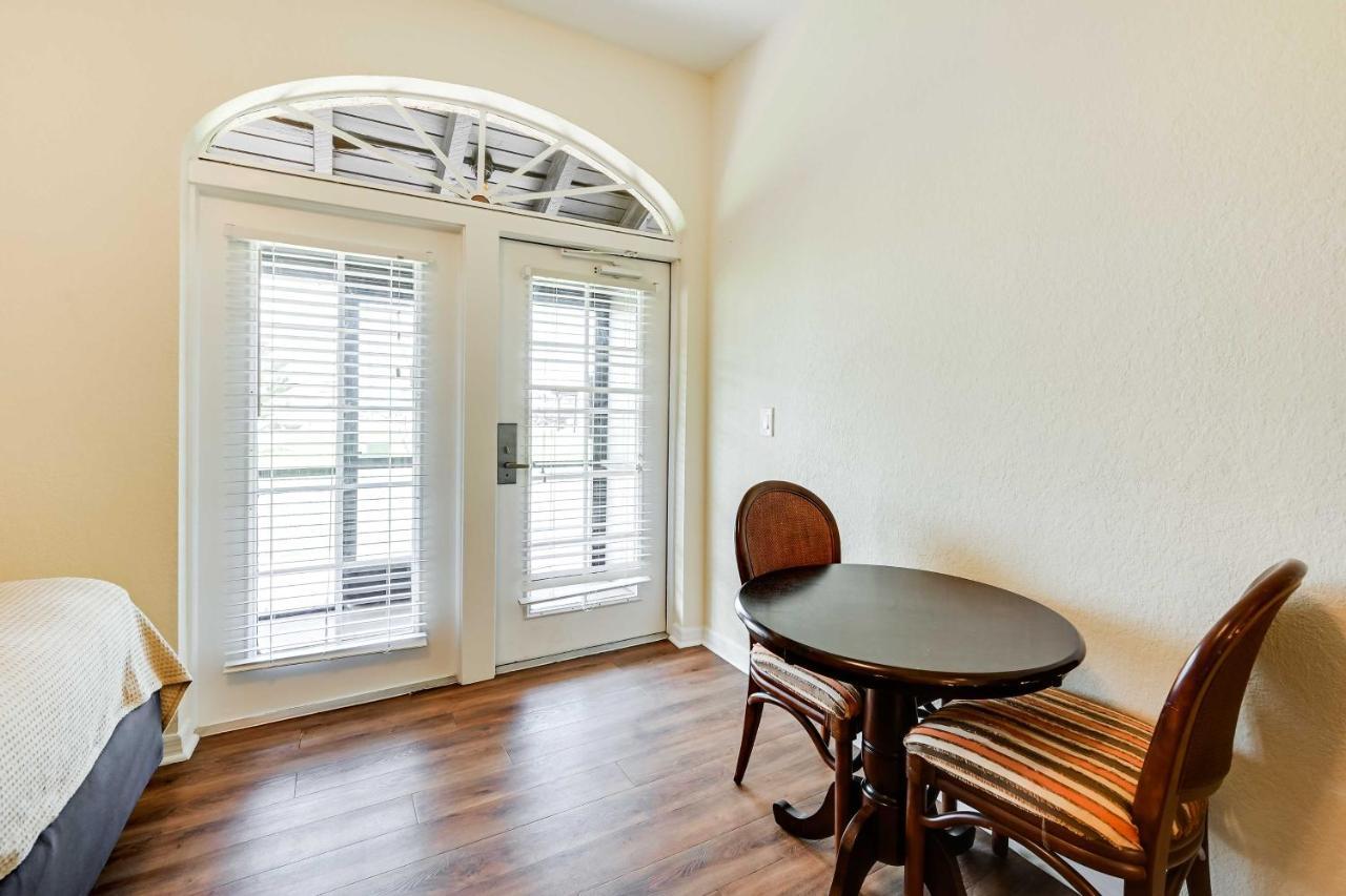 Apartment Cozy Retreat With Community Pool And Water View Naples