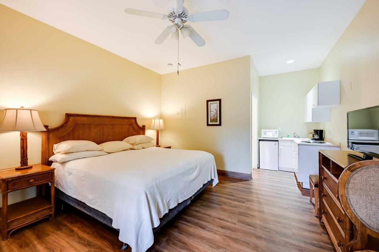 Escape With Community Pool And Marina View! Apartment
