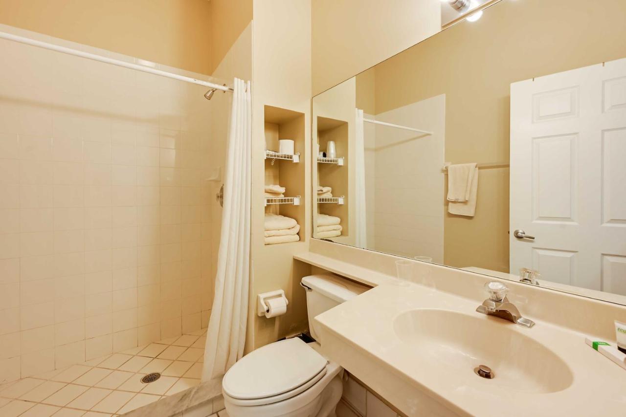 Apartment Escape With Community Pool And Marina View!