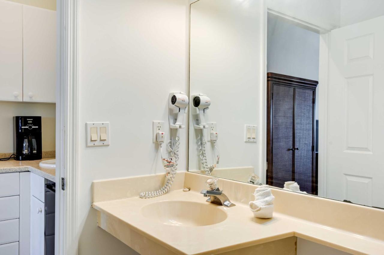 Sunny Escape With Heated Community Pool! Apartment