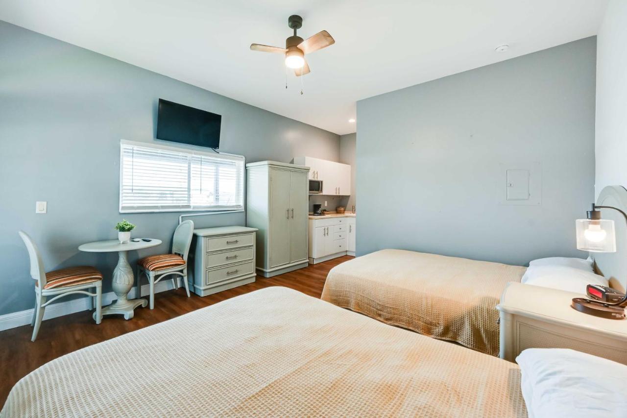 With Screened Patio And Amenities * Naples