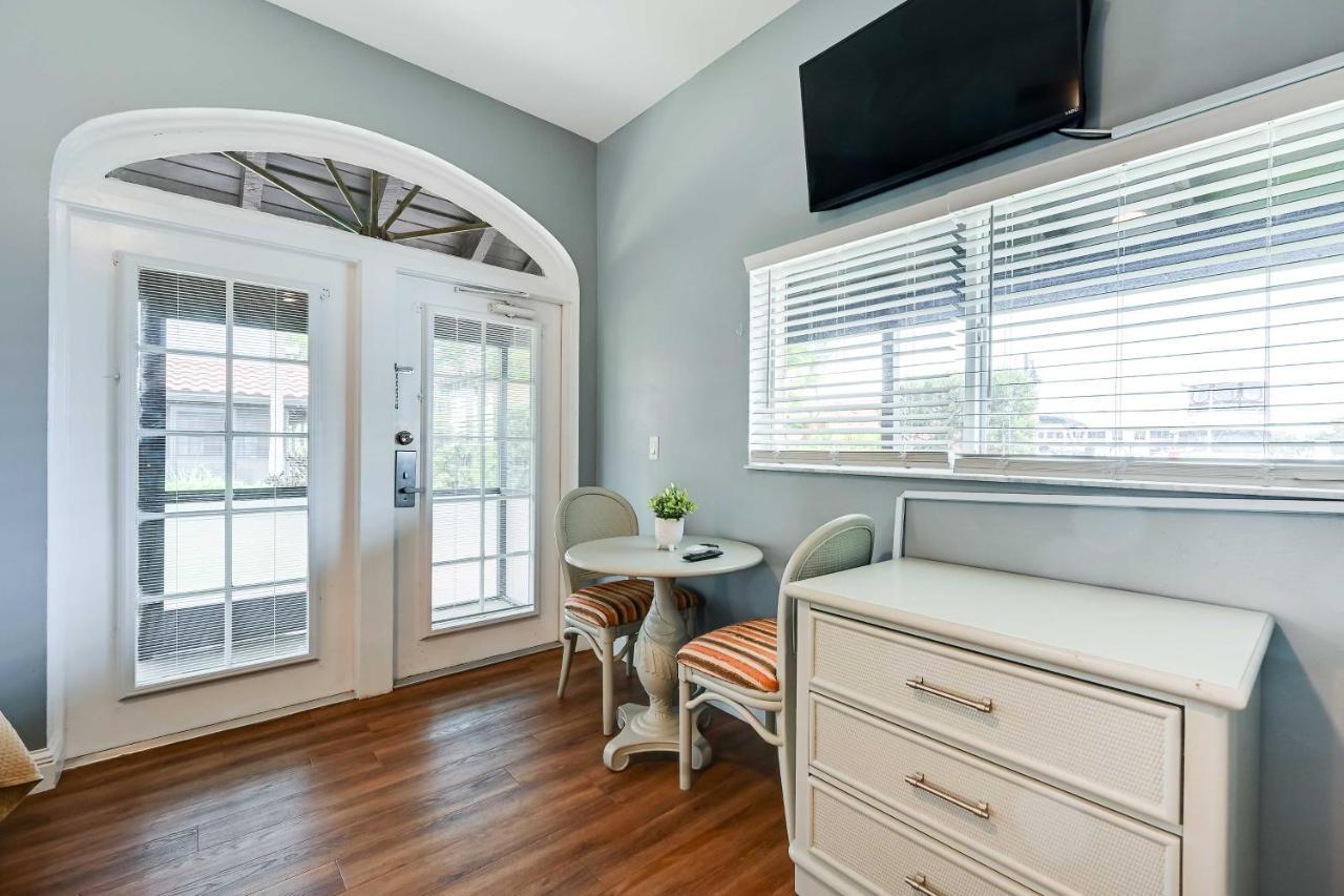 With Screened Patio And Amenities *