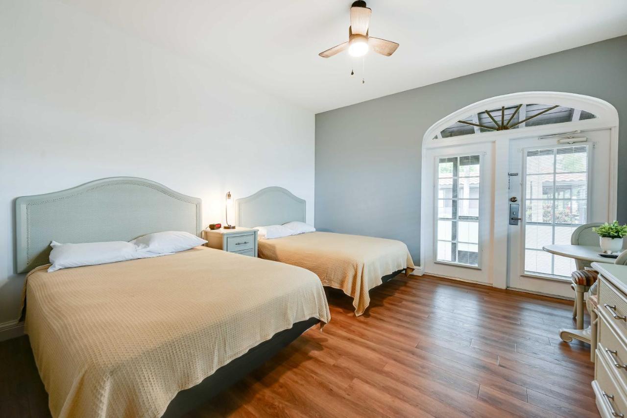 With Screened Patio And Amenities Apartment Naples
