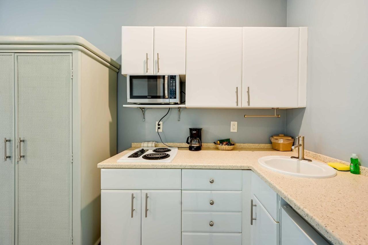 With Screened Patio And Amenities *