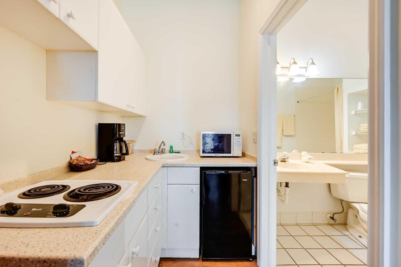 Apartment Sunny Escape With Heated Community Pool!