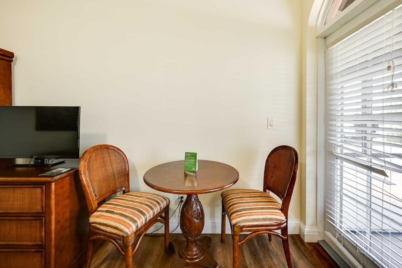 Retreat With Screened Porch And Charcoal Grill Apartment Naples