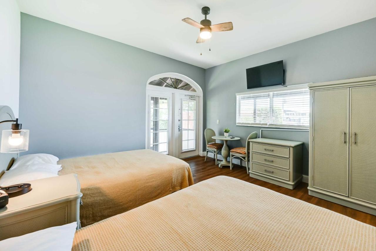 Apartment With Screened Patio And Amenities *